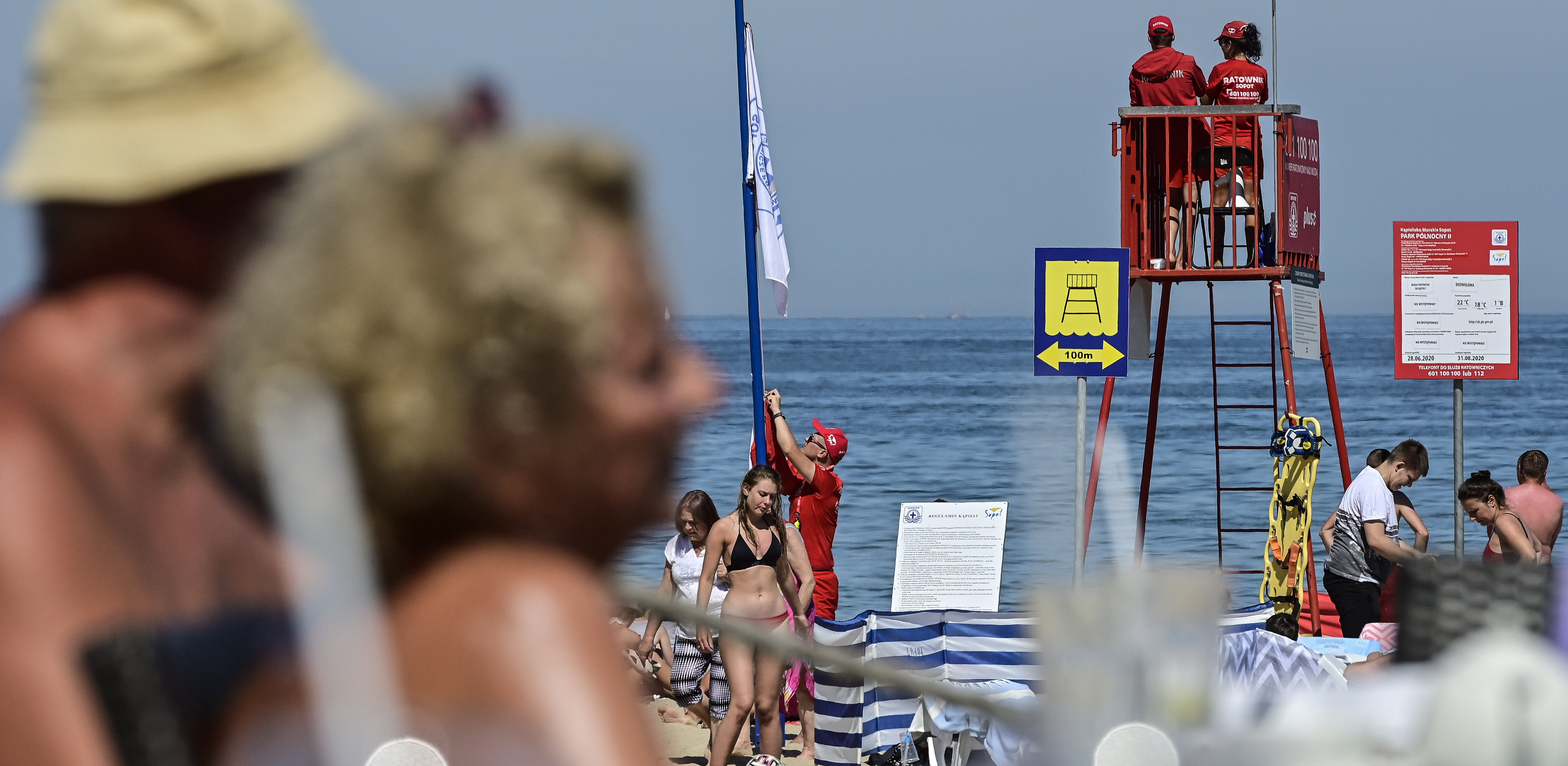 Sopot. Plaza, Molo, Plac przyjaciol Sopotu. Upalna niedziela sprzyja plazowiczom. O godzinie 13 45 zamkniete zostaly kapieliska w Sopocie z powodu zanieczyszczenia biologicznego (sinice). 19.07.2020 fot. Jerzy Bartkowski / KFP