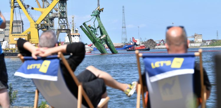 Akcja podnoszenia przewróconego dźwigu w kanale przy wyspie Ostrów w Gdańsku - 29.06.2024 r. (fot. PAP/Andrzej Jackowski)