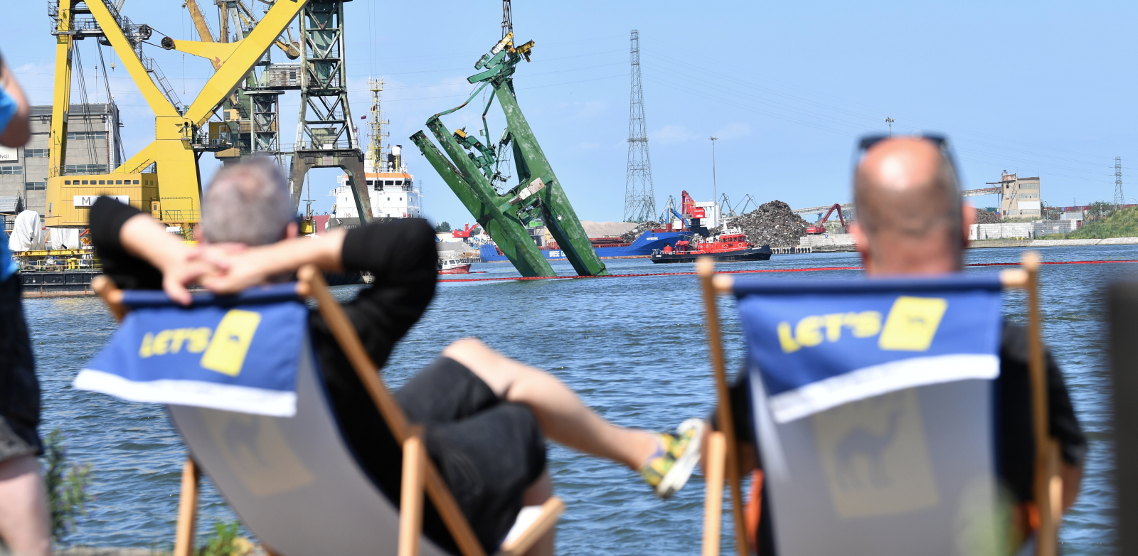 Akcja podnoszenia przewróconego dźwigu w kanale przy wyspie Ostrów w Gdańsku - 29.06.2024 r. (fot. PAP/Andrzej Jackowski)