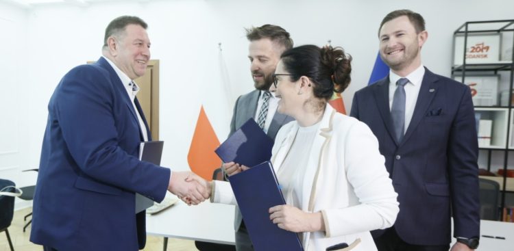 Podpisanie umowy na budowę szkoły (fot. UM Gdańsk/Piotr Wittman)