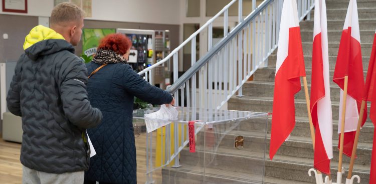 Zdjęcie archiwalne. X LO w Gdyni. Obwodowa Komisja Wyborcza nr 80. Wybory do Sejmu i Senatu RP w 2023 r. (fot. Agencja KFP/Anna Bobrowska)