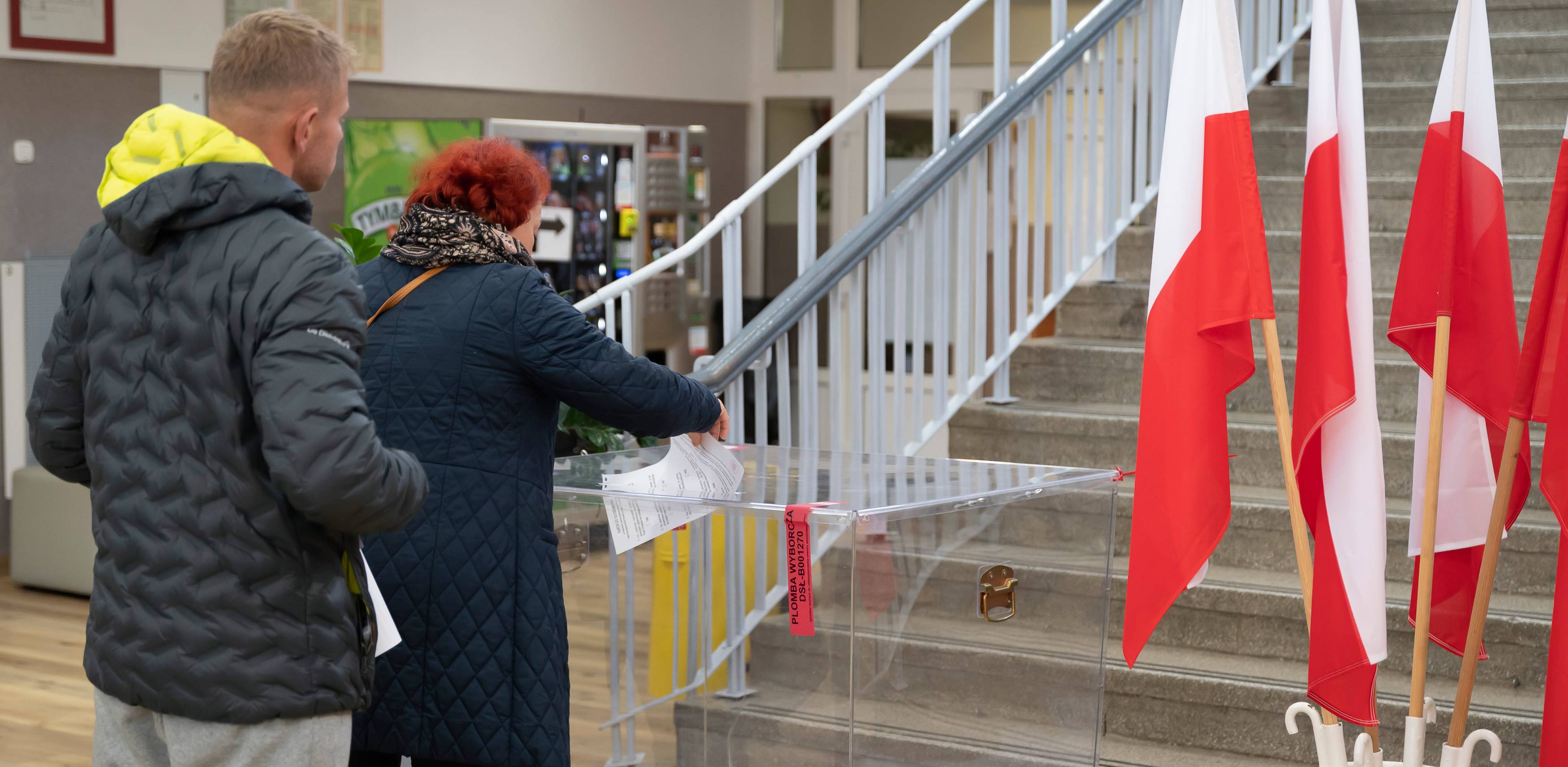 Zdjęcie archiwalne. X LO w Gdyni. Obwodowa Komisja Wyborcza nr 80. Wybory do Sejmu i Senatu RP w 2023 r. (fot. Agencja KFP/Anna Bobrowska)