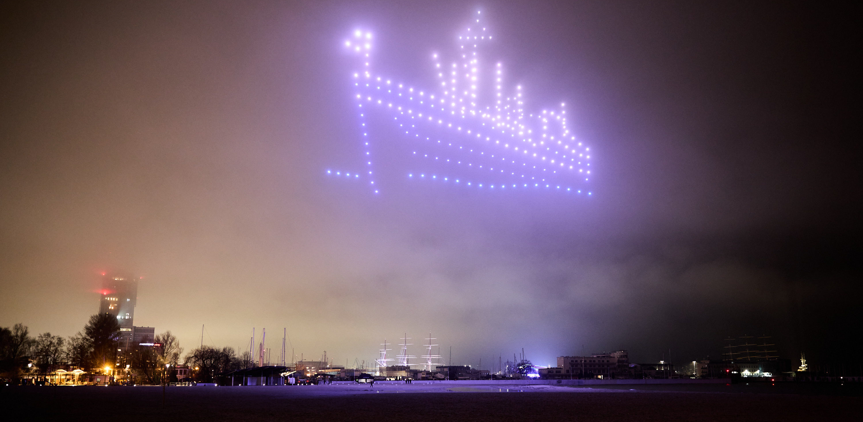 Pokaz 250 dronów nad plażą w Gdyni z okazji 98 urodzin miasta. (fot. Jacek Koślicki / Trojmiasto.pl / KFP)