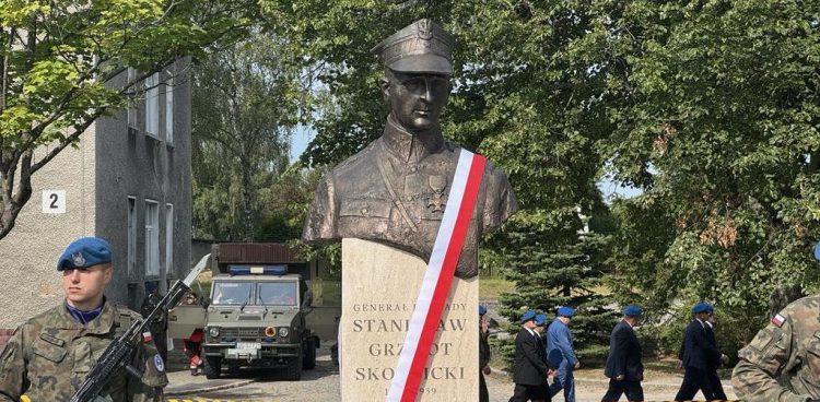 W piątek, podczas oficjalnych obchodów odsłonięto pomnik patrona brygady gen. Stanisława Grzmota-Skotnickiego, legionisty, kawalerzysty, uczestnika kampanii wrześniowej. (fot. Radio Gdańsk/Alek Radomski)