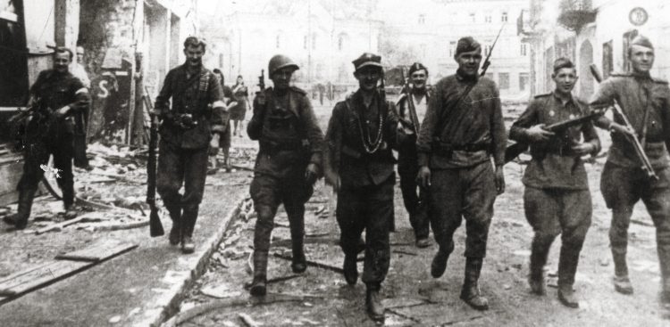 Walki o wyzwolenie Wilna. Patrol żołnierzy Armii Krajowej i radzieckich na ulicy Wielkiej (fot. Wikimedia Commons)