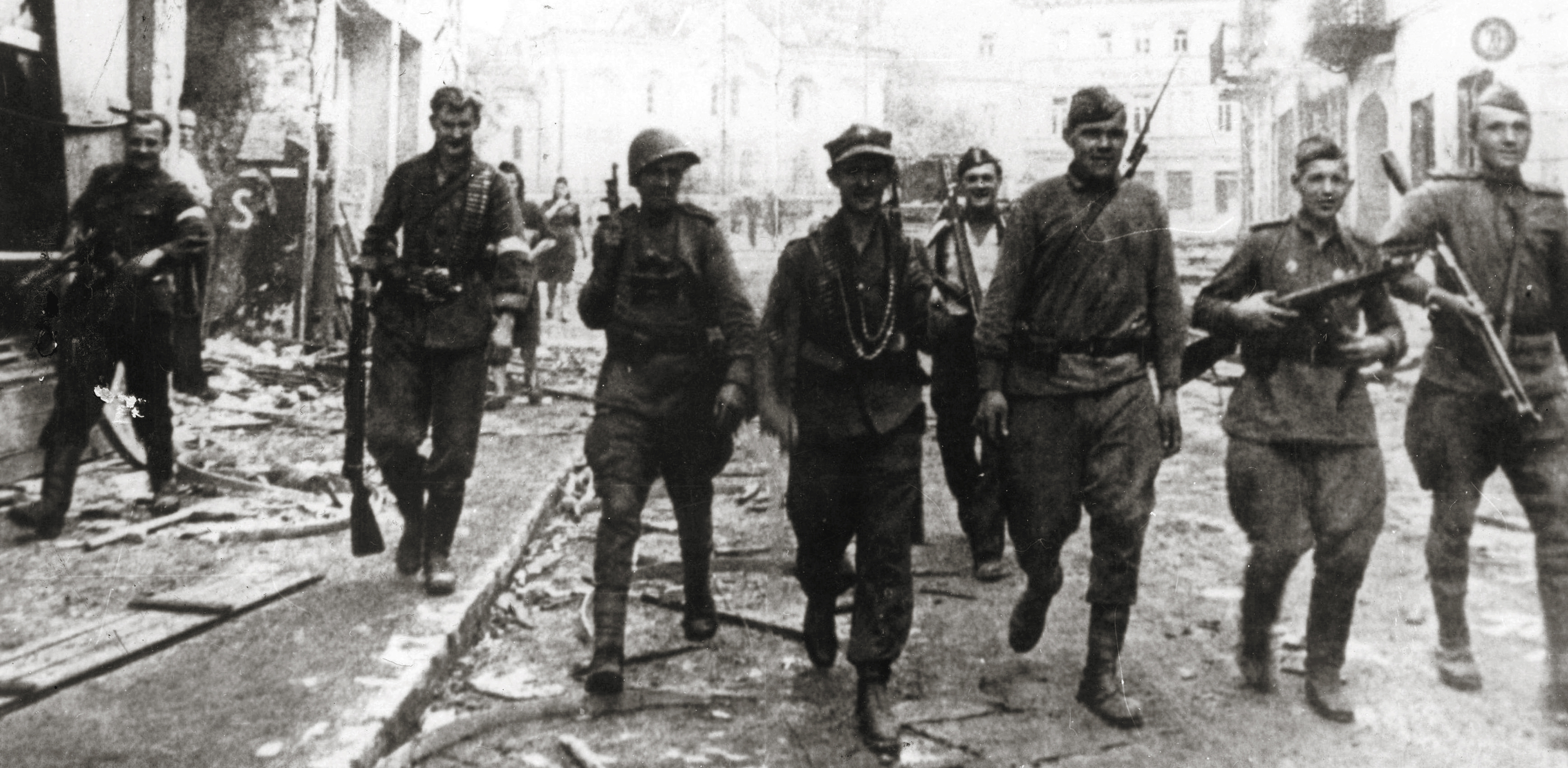 Walki o wyzwolenie Wilna. Patrol żołnierzy Armii Krajowej i radzieckich na ulicy Wielkiej (fot. Wikimedia Commons)