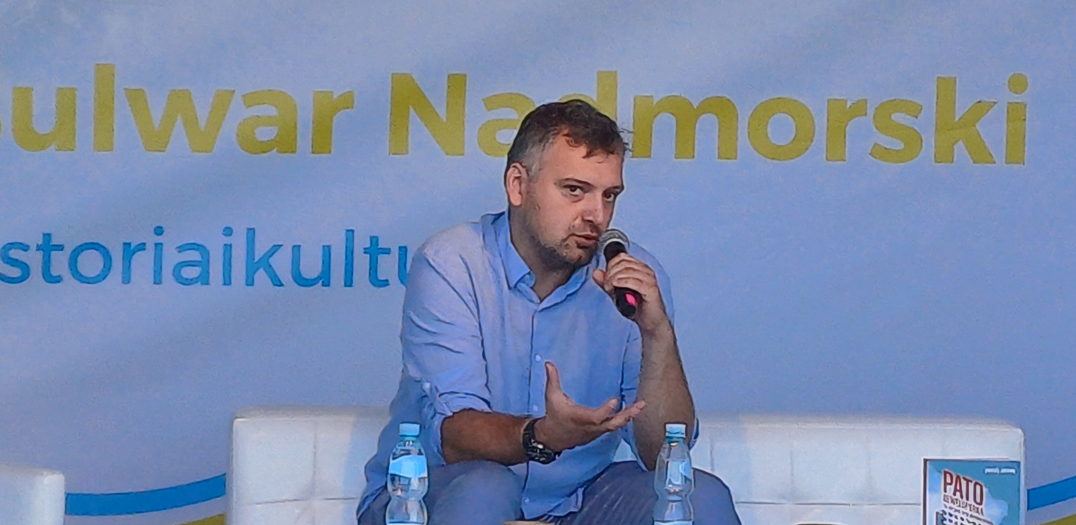 Na zdjęciu Bartosz Józefiak podczas Pleneru Literackiego w Gdyni. (fot. Radio Gdańsk/Marzena Bakowska)