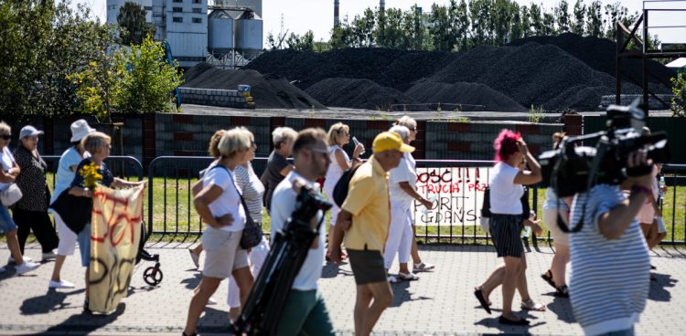 31.07.2024, Gdańsk. Protest mieszkańców Nowego Portu i Letnicy przeciwko zanieczyszczeniu powietrza pyłem węglowy - blokowanie ronda im. Tadeusza Mazowieckiego w Letnicy. (fot. Radio Gdańsk/Roman Jocher)