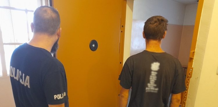 24-latek został zatrzymany, a skradzione elementy rusztowania zabezpieczone. Śledczy przedstawili mu zarzuty kradzieży i posiadania środków odurzających. (fot. KPP Lębork)