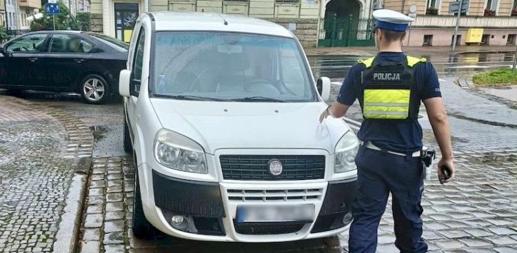 30-latek, kolizję w centrum Słupska spowodował pod wpływem alkoholu. (fot. KMP Słupsk)