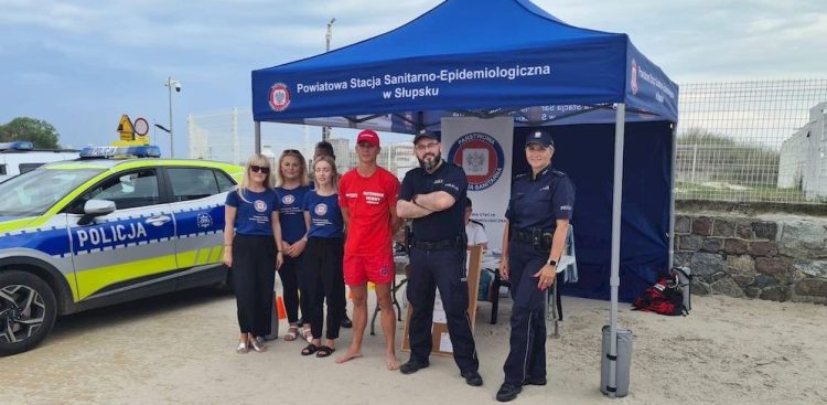 W ramach akcji „Kręci mnie bezpieczeństwo nad wodą” mundurowi rozmawiali również z uczestnikami letnich obozów, a do działań włączyli się pracownicy Powiatowej Stacji Sanitarno-Epidemiologicznej w Słupsku oraz ratownicy wodni. (fot. KMP Słupsk)