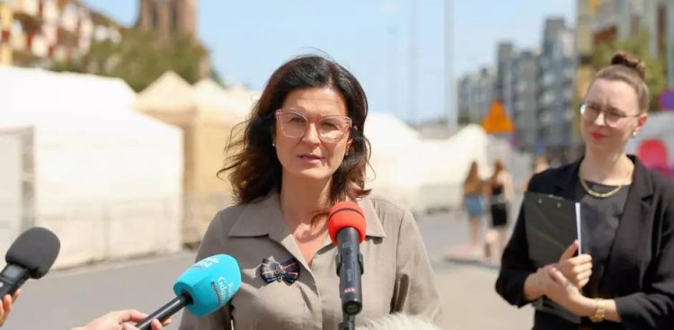 Prezydent Gdańska Aleksandra Dulkiewicz w czasie briefingu na ul. Długie Ogrody (fot. Dominik Paszliński/gdansk.pl)