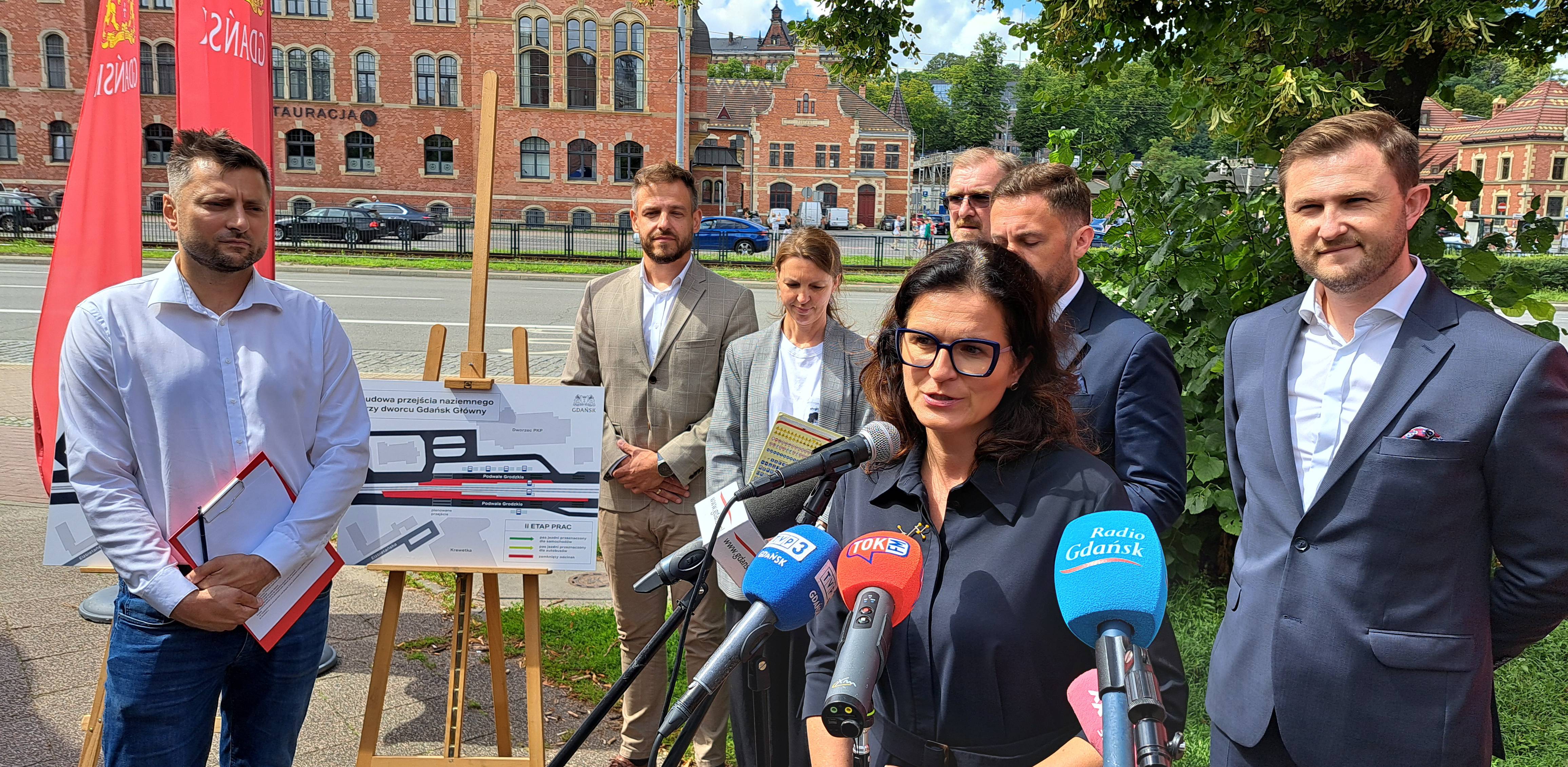 Spotkanie dot. przejścia dla pieszych przy dworcu w Gdańsku. Nz. prez. Aleksandra Dulkiewicz (fot. Radio Gdańsk/Sebastian Kwiatkowski)