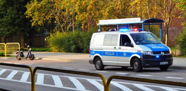 Dzisiaj funkcjonariusze przesłuchają 25-latka i 28-latkę, którzy mają usłyszeć zarzuty narażenia dziecka na niebezpieczeństwo, za co grozi do 5 lat więzienia.  (fot. Mariusz Jasłowski)