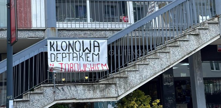 Baner protestujących mieszkańców z ul. Klonowej w Gdańsku (fot. Radio Gdańsk/Oskar Bąk)