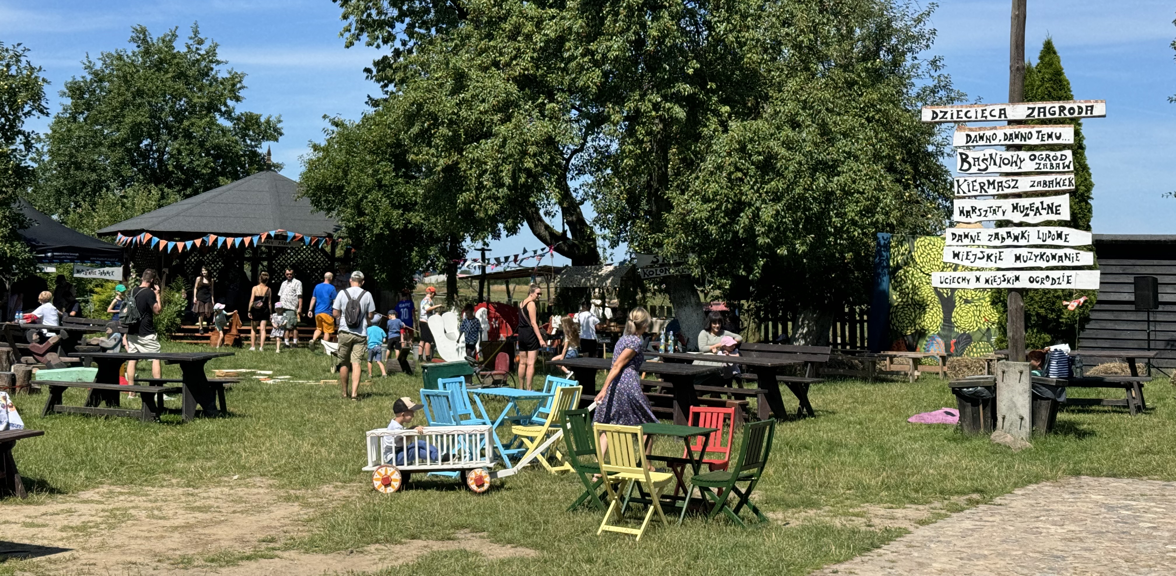 Dziecięca Zagroda w muzeum, to edukacyjno-artystyczne spotkania z bajkami, rzemiosłem, teatrem, śpiewem, wiejskimi zabawami. (fot. Radio Gdańsk/Alek Radomski)