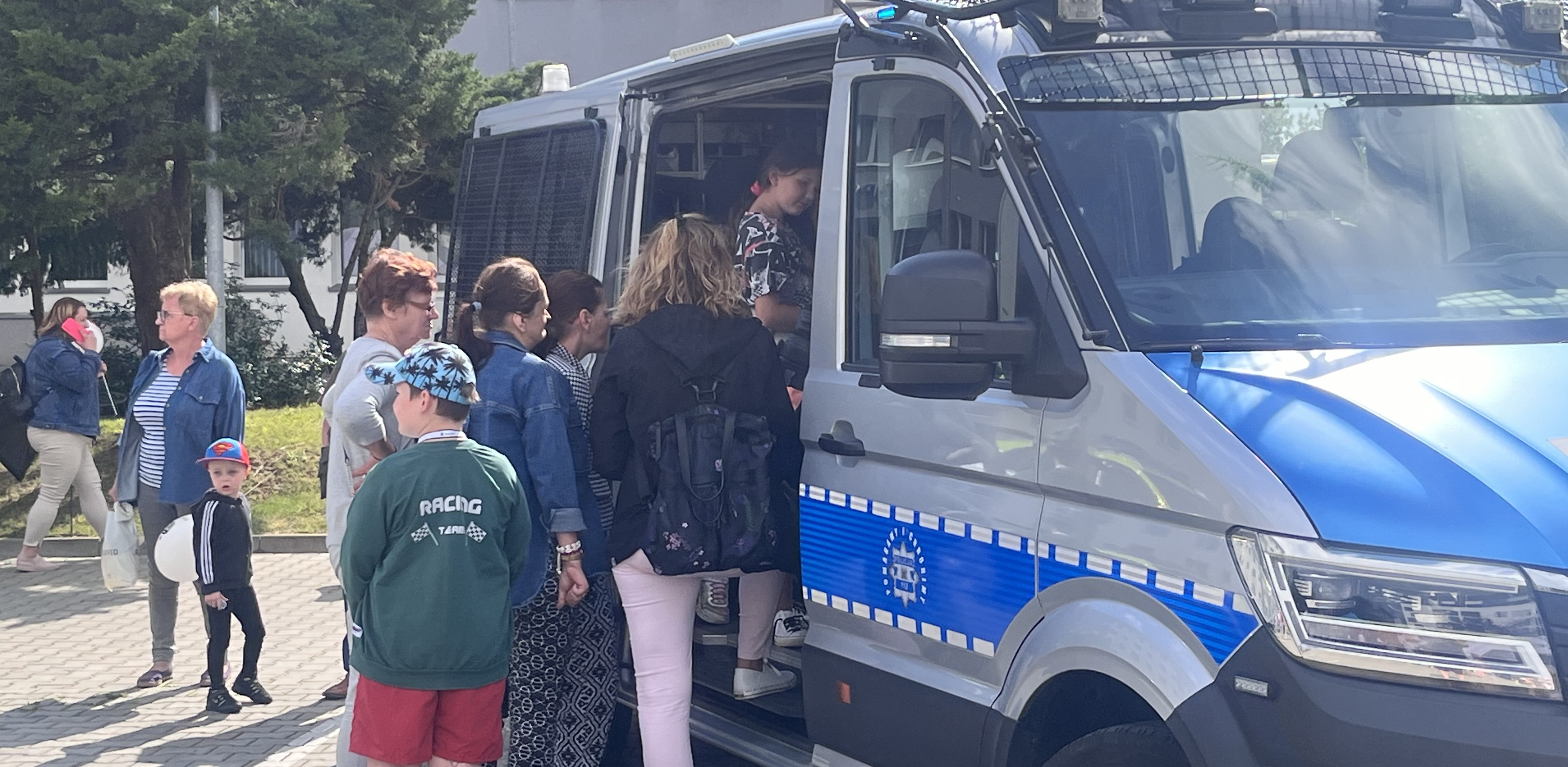 Podczas festynu . Nie zabrakło pokazów pracy technika kryminalistyki oraz znakowania rowerów. (fot. Radio Gdańsk/Joanna Merecka-Łotysz)