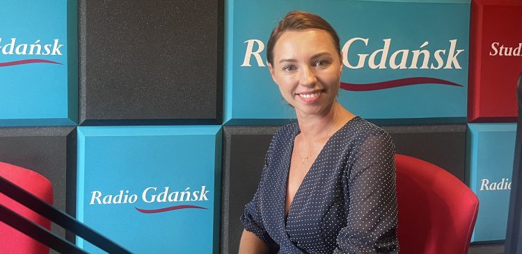 Gościem Studia Słupsk był Katarzyn Filipiak zastępca dyrektor Miejskiego Ośrodka Pomocy Rodzinie w Słupsku. (fot. Radio Gdańsk/Alek Radomski)