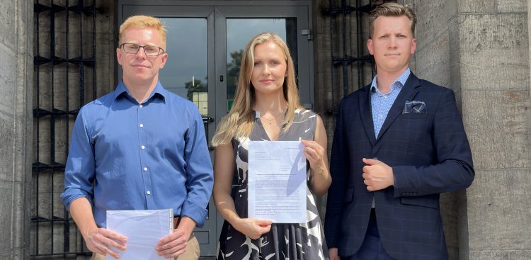 Radni PiS w Gdańsku Andrzej Skiba i Przemysław Majewski oraz radna PiS samorządu woj. pomorskiego Natalia Nitek-Płażyńska (fot. Radio Gdańsk/Oskar Bąk)