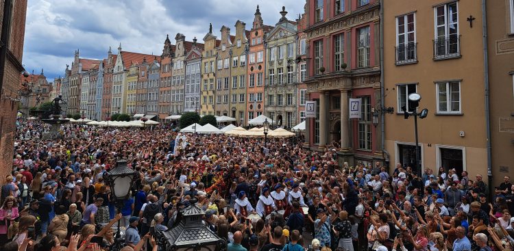 Jak co roku, Jarmark św. Dominika oznacza zmiany w ruchu, ale i tłumy odwiedzających (Fot. Radio Gdańsk/Sebastian Kwiatkowski)