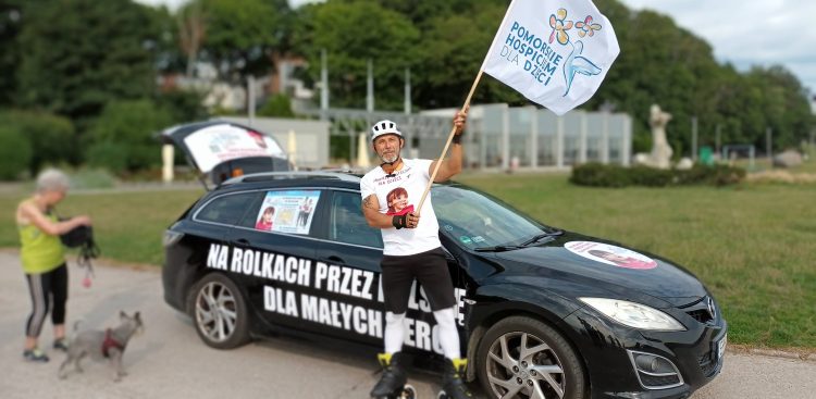 Marek Łągwa wyrusza z Gdyni. Akcja "Na rolkach przez Polskę dla małych serc" (fot. Radio Gdańsk/Piotr Puchalski)