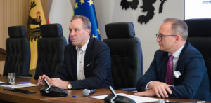 Marszałek województwa pomorskiego Mieczysław Struk i wicemarszałek Marcin Skwierawski podczas podpisywania umów na realizację projektów na obszarach wiejskich (Fot. Łukasz Tokarczyk/Urząd Marszałkowski Województwa Pomorskiego)