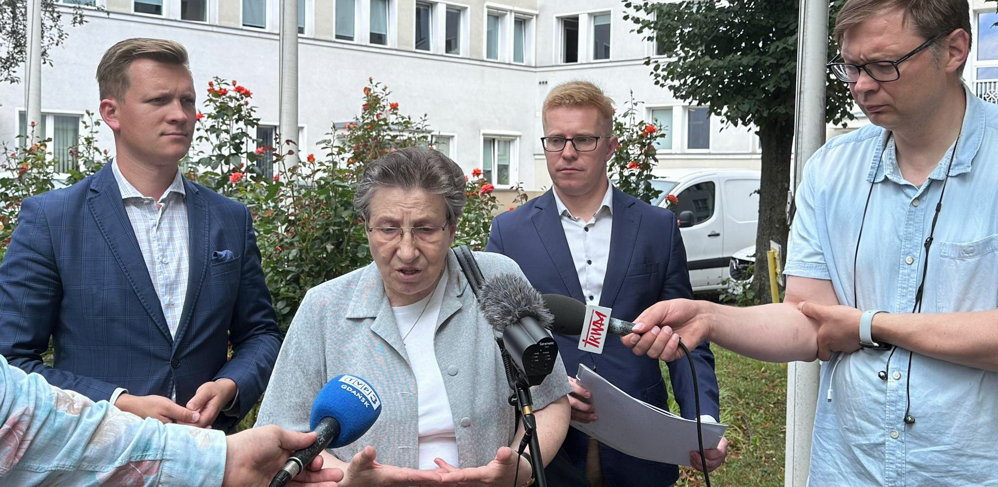 Mieszkanka Gdańska przemawia w czasie spotkania radnych PiS (fot. Radio Gdańsk/Oskar Bąk)