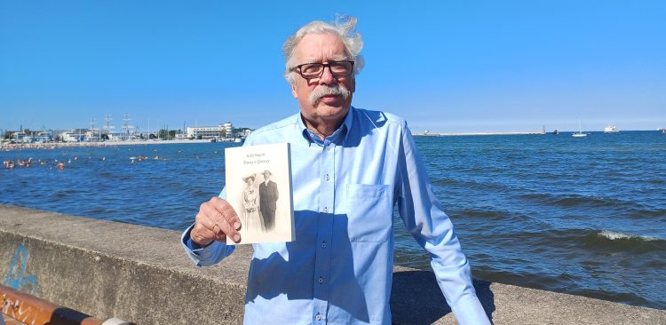 Rafał Skąpski podczas Pleneru Literackiego na Bulwarze Nadmorskim w Gdyni. (fot. Radio Gdańsk/Marzena Bakowska)