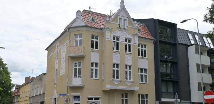 Najlepiej odrestaurowana kamienica to ta przy ul. MKS Cieśliki 1. (fot. UM Słupsk)