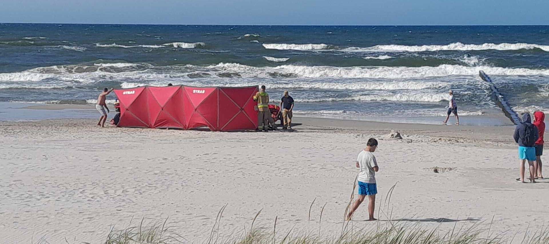 Akcja ratunkowa na plaży w Ustce (fot. Mariusz Jasłowski)