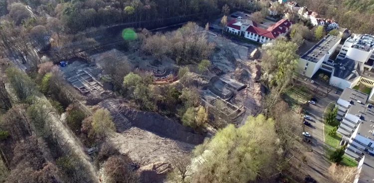 Zdjęcie archiwalne. Wykopaliska na działce przy ul. 1 Maja w Sopocie (fot. Radio Gdańsk/Edyta Stracewska)