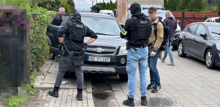 Zatrzymanie mężczyzny, który prezentował egzotyczne zwierzęta w Gdańsku. 03.07.2024 r. (fot. KWP w Gdańsku)