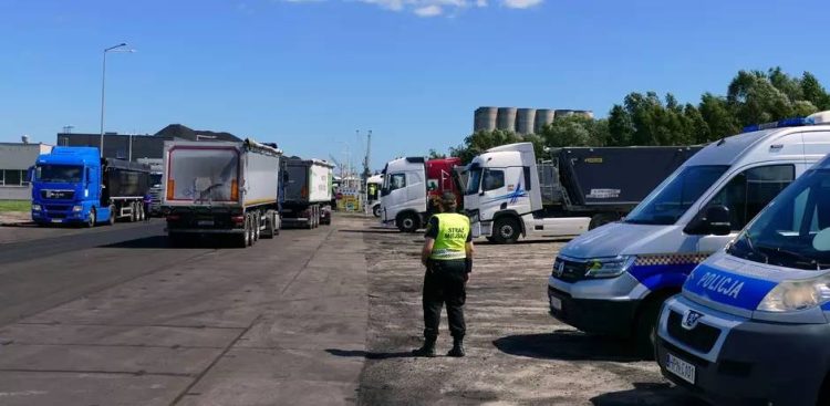 Strażnicy miejscy z Gdańska sprawdzali jakość powietrza w okolicy Portu Północnego (fot. mat. pras.)