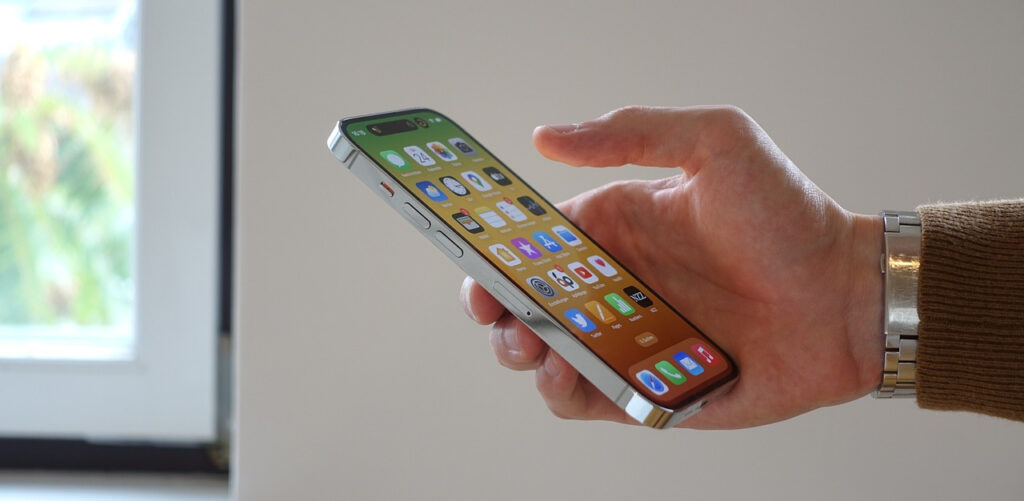 Dłoń trzymająca smartfona