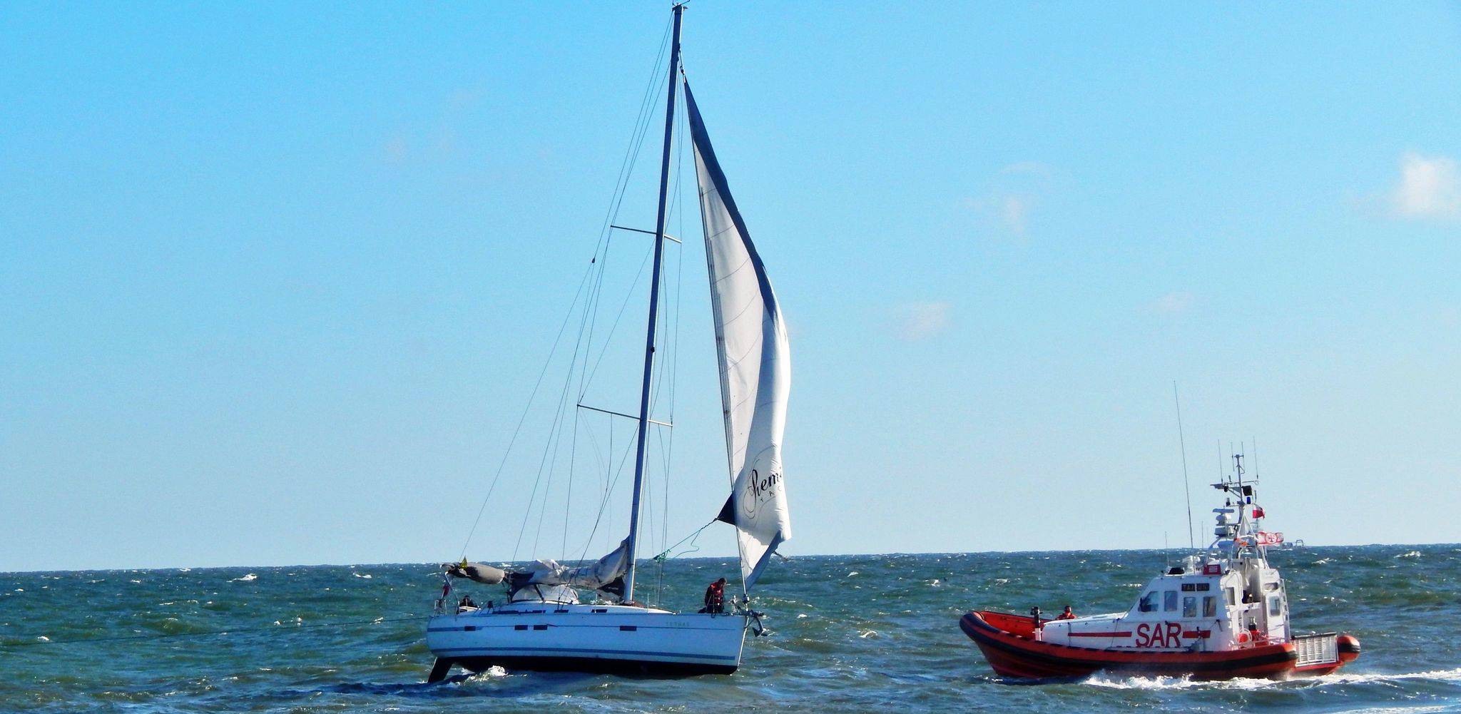 Jednostka SAR wprowadza do portu w Ustce jacht Tetras (fot. Bartosz Jasłowski)