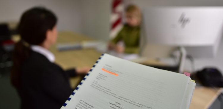 Funkcjonariusz dokonujący kontroli. (fot. MOSG)