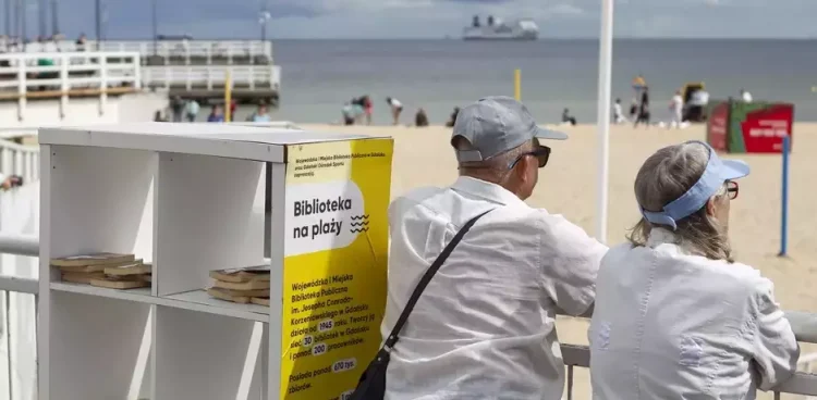 Plenerowe regały z książkami są specjalnie oznaczone (fot. gdansk.pl/Piotr Wittman)