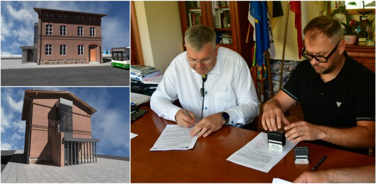 Burmistrz Kartuz, Mieczysław Gołuński popisuje umowę na modernizację budynku przy dworcu w Kartuzach (fot. UM Kartuzy)