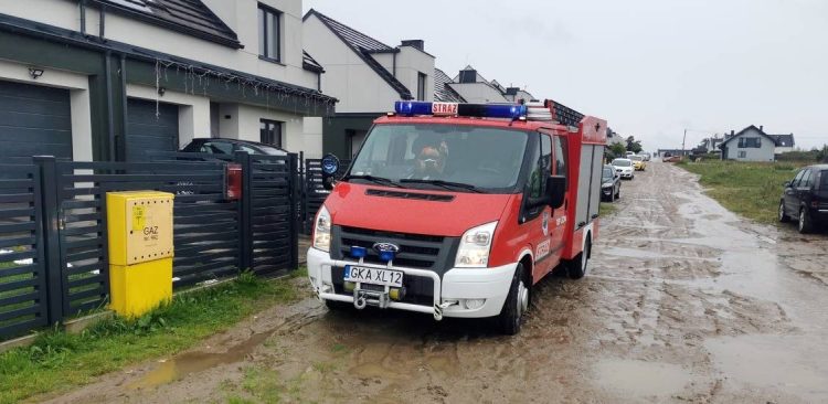 Strażacy pomagają mieszkańcom zalanych posesji w miejscowości Czaple - 28.07.2024 r. (fot. OSP Leźno)
