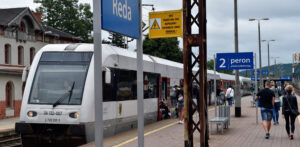 Przystanek kolejowy w Redzie. Na zdjęciu pociąg relacji Gdynia - Hel. 01.07.2017 r.