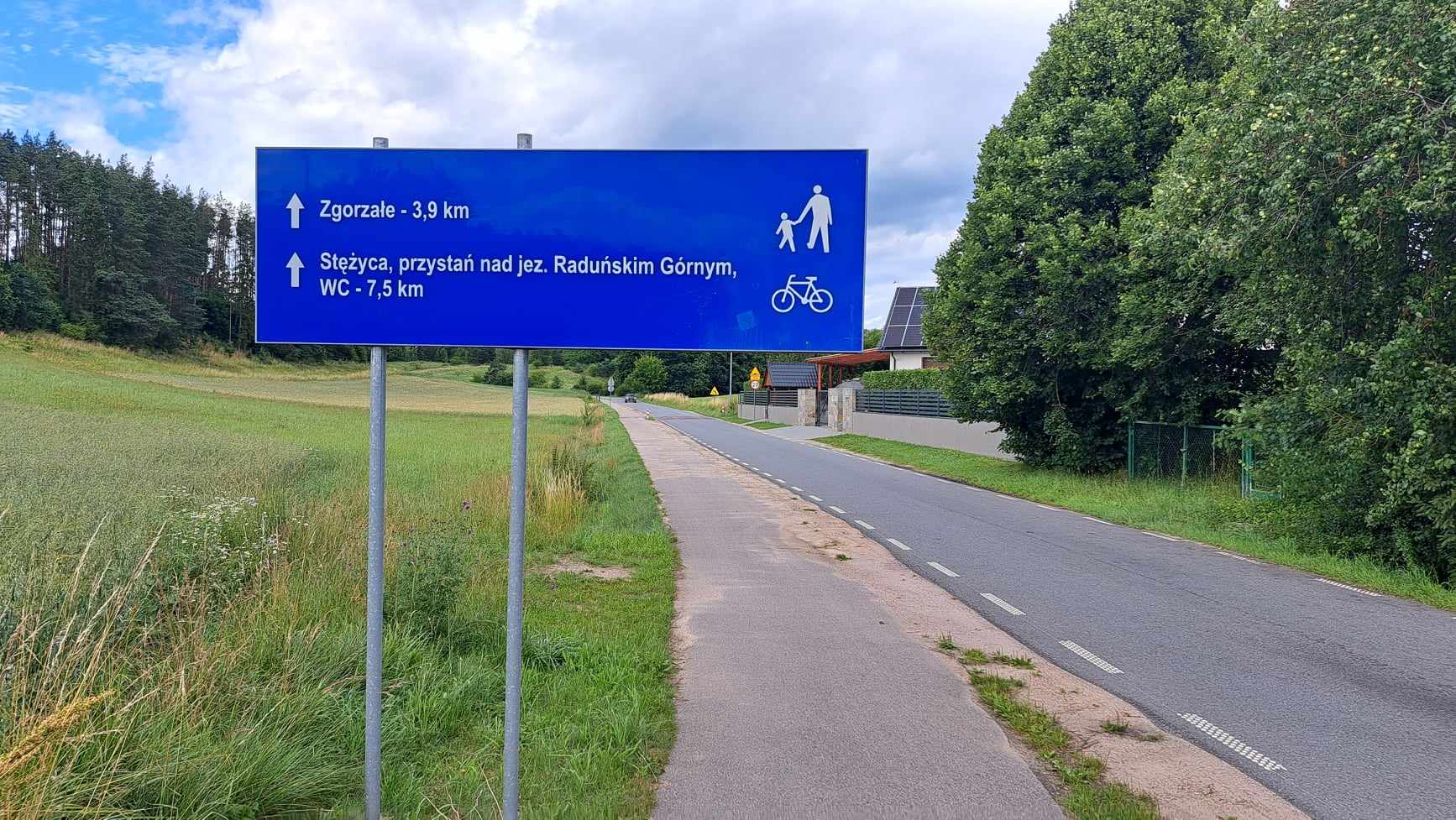 Znak drogowy przy trasie Gołubie – Stężyca – Żuromino – Borucino – Kamienica Szlachecka – Wygoda Łączyńska – Zgorzałe - Gołubie