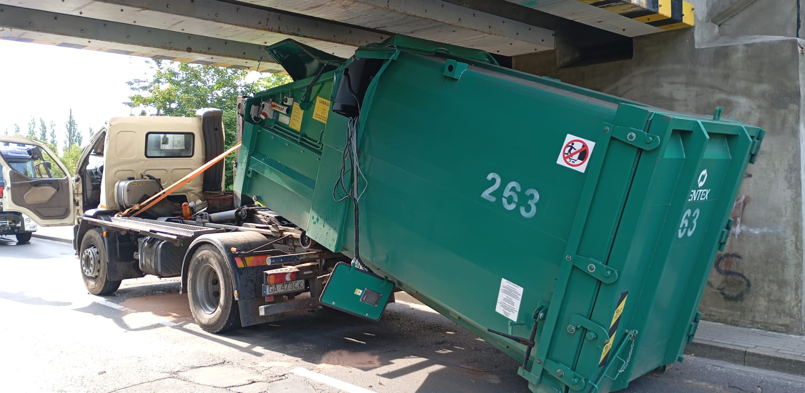 Zablokowany przejazd ulicą Stryjską w Gdyni. Przed 7 rano w wiadukt kolejowy uderzyła tam śmieciarka (fot. PSP Gdynia)