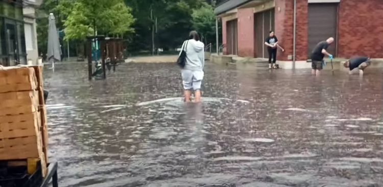 Zalana ul. Marynarzy w Sopocie (fot. Radio Gdańsk/Piotr Puchalski)