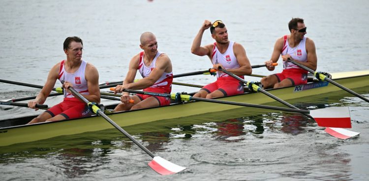 Igrzyska Olimpijskie Paryż 2024. Polska czwórka podwójna mężczyzn w składzie: Dominik Czaja, Fabian Barański, Mirosław Ziętarski, Mateusz Biskup na mecie wyścigu finałowego. Polscy wioślarze zdobyli brązowy medal. Zwyciężyli Holendrzy przed Włochami (fot. PAP/Adam Warżawa)