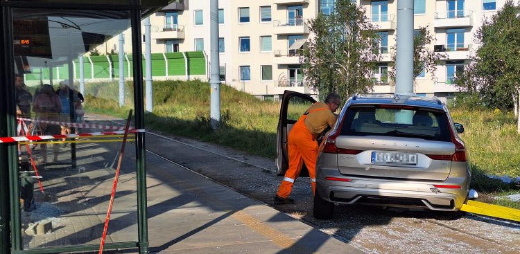 Samochód wjechał na tory tramwajowe w Gdańsku (fot. Radio Gdańsk/Robert Silski)