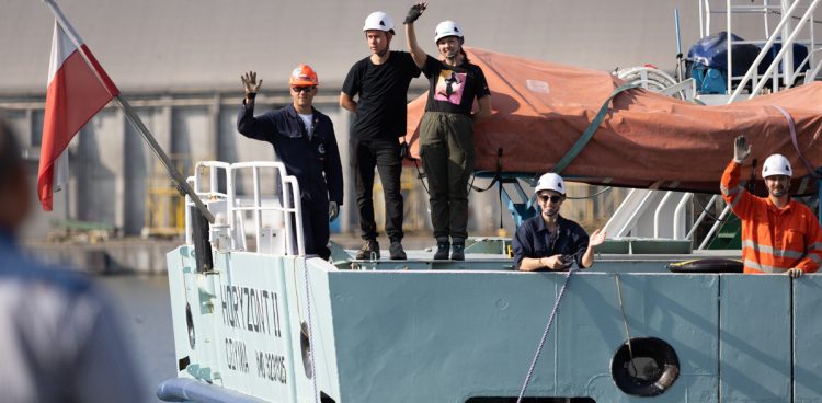 20.08.2024, Gdynia. Statek szkoleniowo-badawczy Uniwersytetu Morskiego w Gdyni „Horyzont II" wypływa w rejs na Spitsbergen.
(Fot. Radio Gdańsk/Roman Jocher)