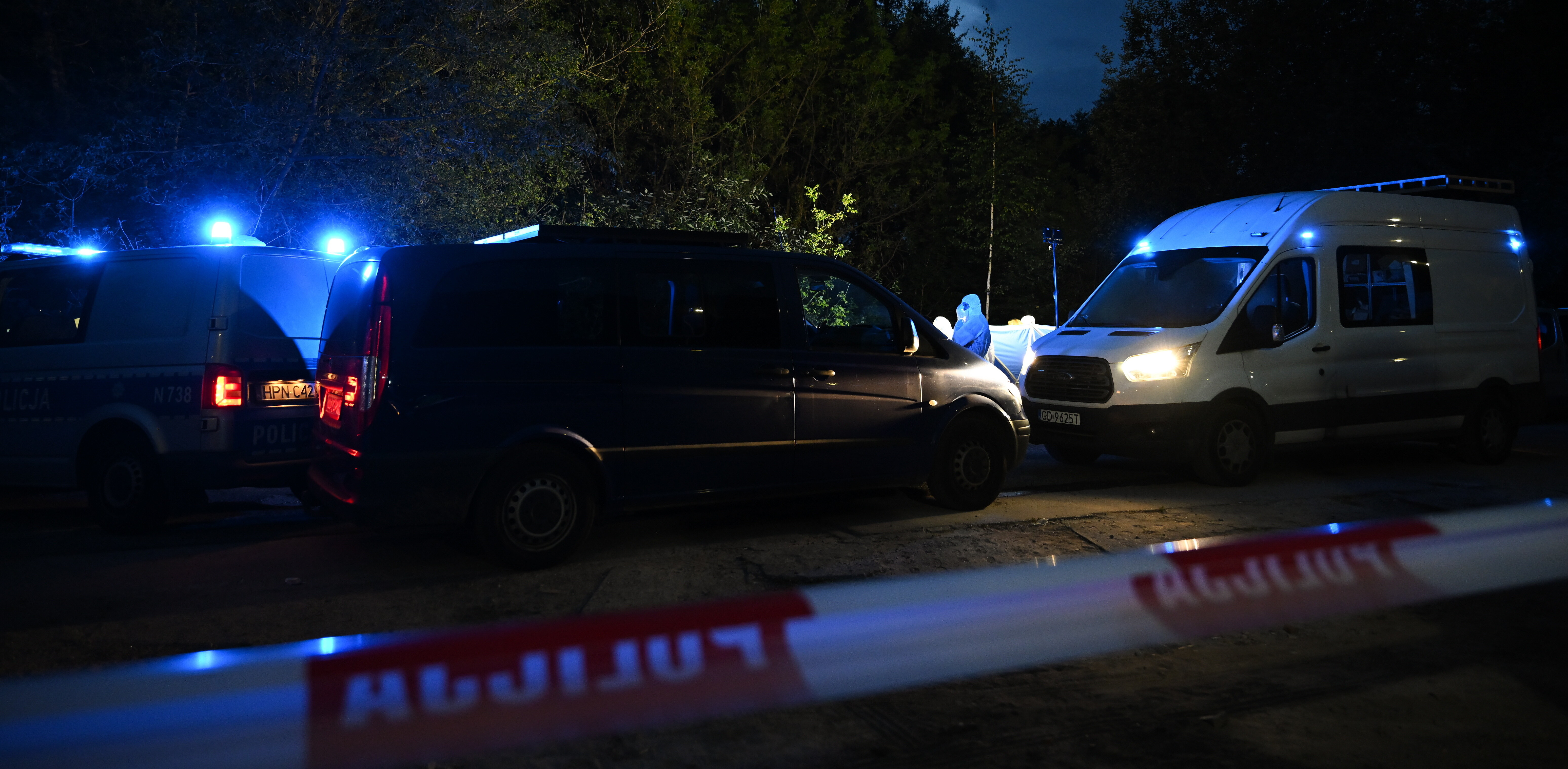 Gdańsk, 18.08.2024. Policjanci z grupy dochodzeniowo-śledczej w miejscu odnalezienia ciała kobiety w Gdańsku-Oliwie, 18 bm. (Fot. PAP/Adam Warżawa)
