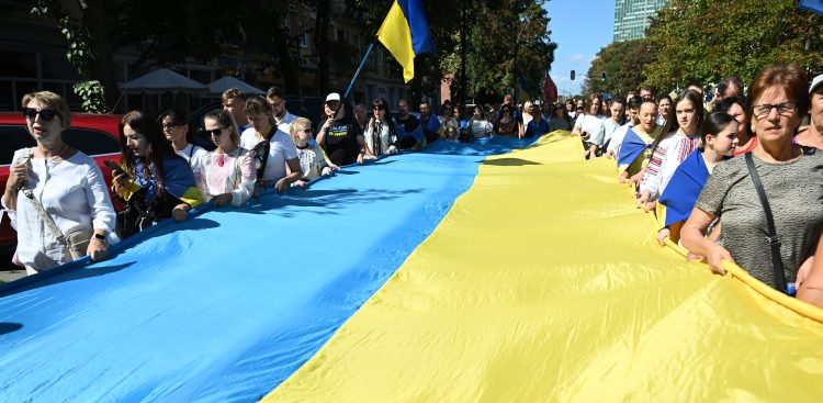 Gdańsk, 24.08.2024. Uroczystość z okazji Dnia Niepodległości Ukrainy 2024 przed pomnikiem św. Włodzimierza Wielkiego na Skwerze Chrztu Rusi-Ukrainy przy konkatedrze greckokatolickiej św. Bartłomieja i Opieki Najświętszej Bogurodzicy w Gdańsku
(Fot. PAP/Adam Warżawa)