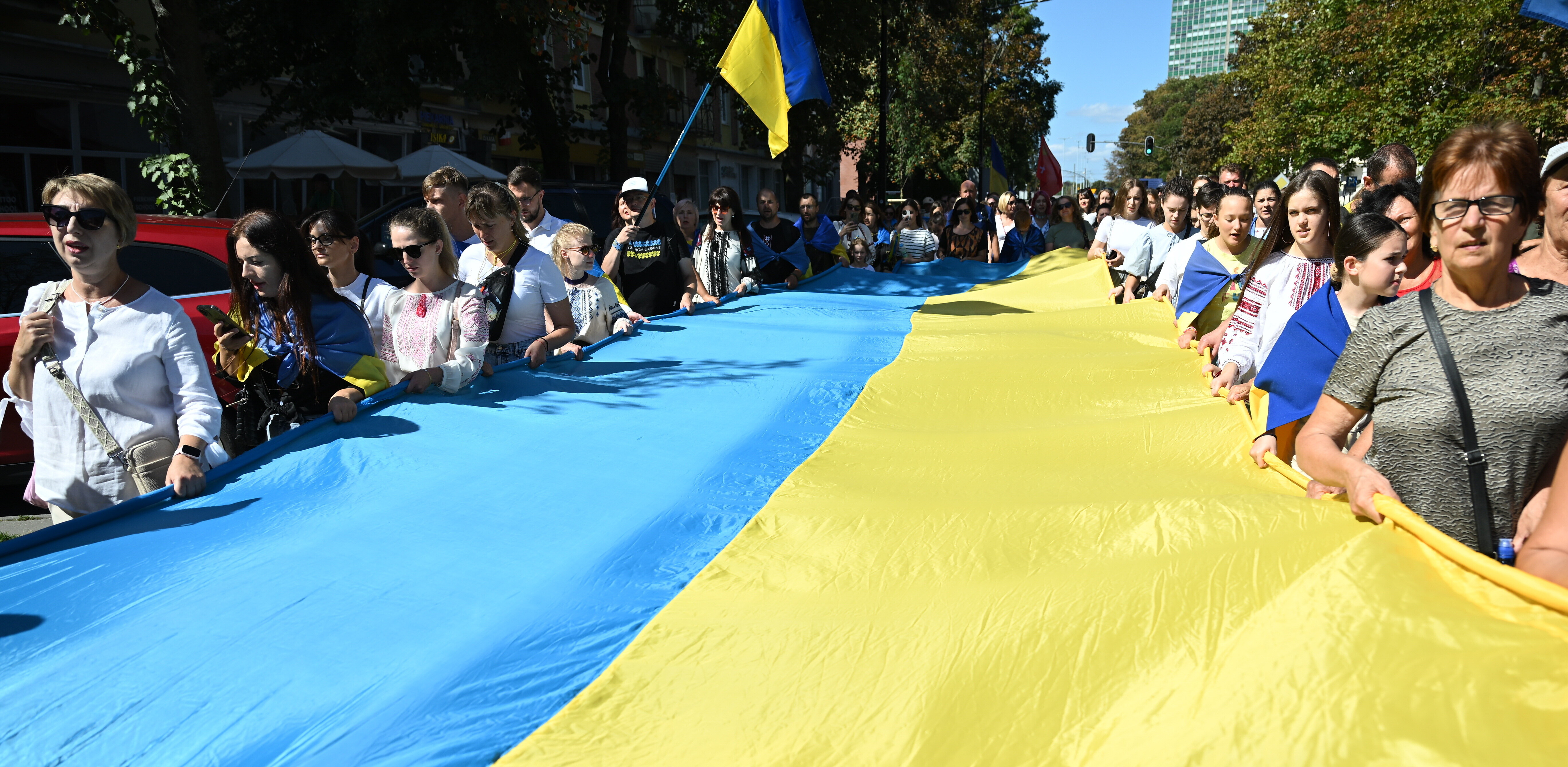 Gdańsk, 24.08.2024. Uroczystość z okazji Dnia Niepodległości Ukrainy 2024 przed pomnikiem św. Włodzimierza Wielkiego na Skwerze Chrztu Rusi-Ukrainy przy konkatedrze greckokatolickiej św. Bartłomieja i Opieki Najświętszej Bogurodzicy w Gdańsku(Fot. PAP/Adam Warżawa)