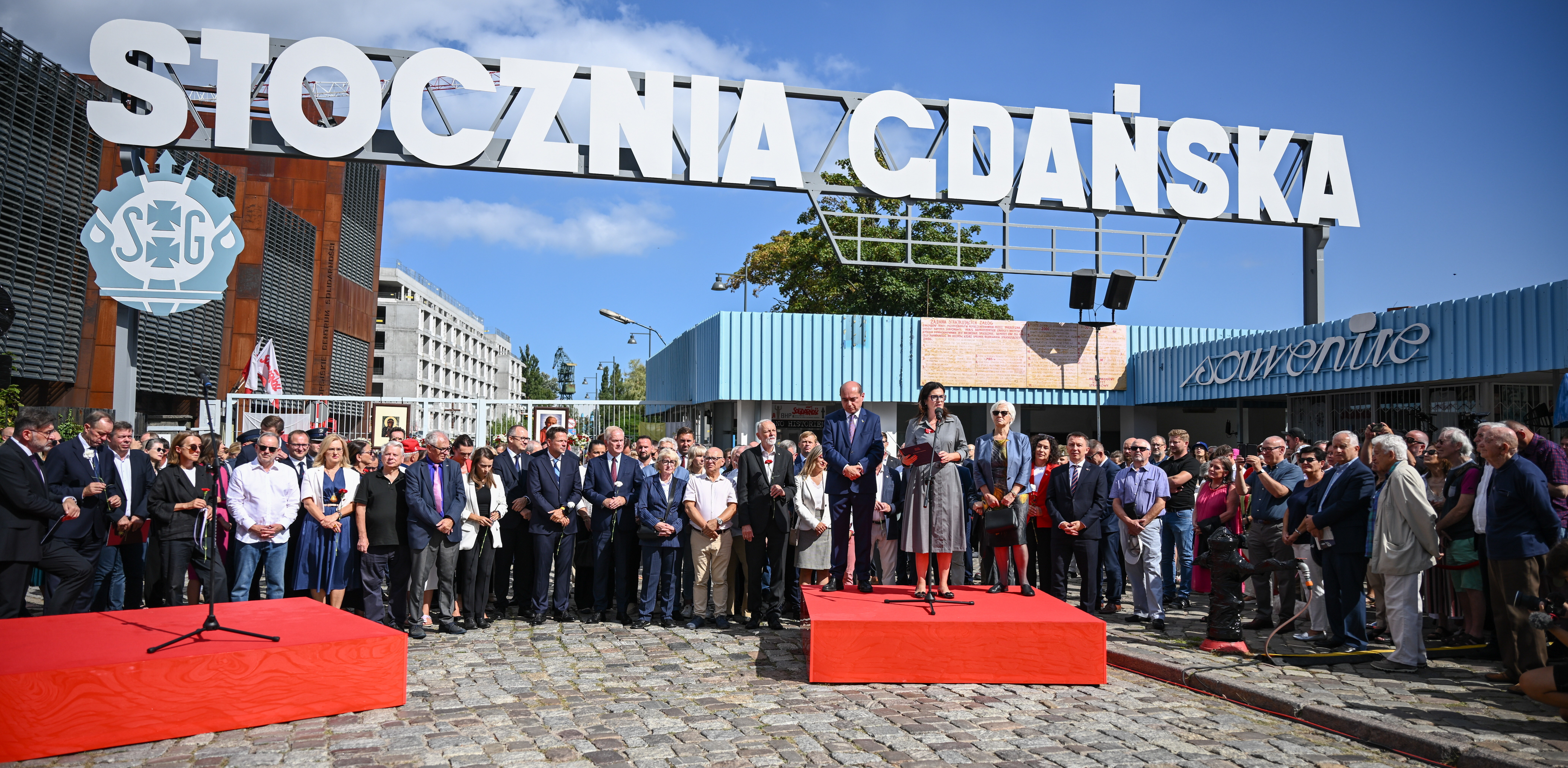 Gdańsk, 31.08.2024. Uczestnicy uroczystego otwarcia Bramy nr 2 Stoczni Gdańskiej, 31 bm. Trwają obchody 44. rocznicy Sierpnia 1980 i powstania NSZZ "Solidarność". (Fot. PAP/Marcin Gadomski)
